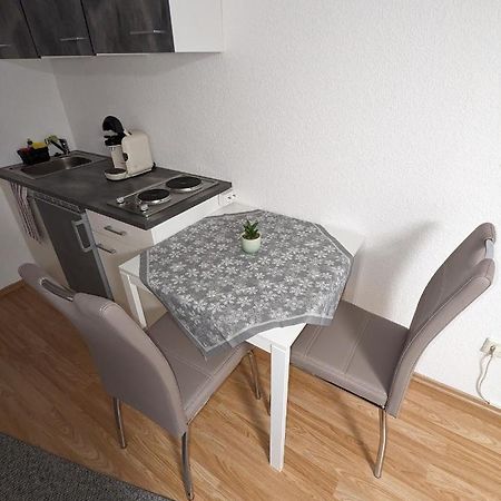 Direkt An Der S-Bahn Gelegenes Gemutliches Souterrain Apartment Mit Privatem Zugang Тройсдорф Экстерьер фото
